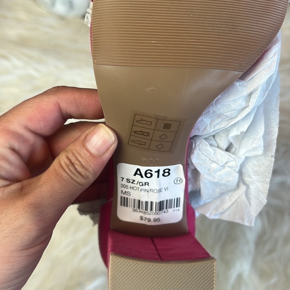 Le Chateau Hot Pink T-Strap Chunky Heel Sandals Size 7 - Picture 8 of 16